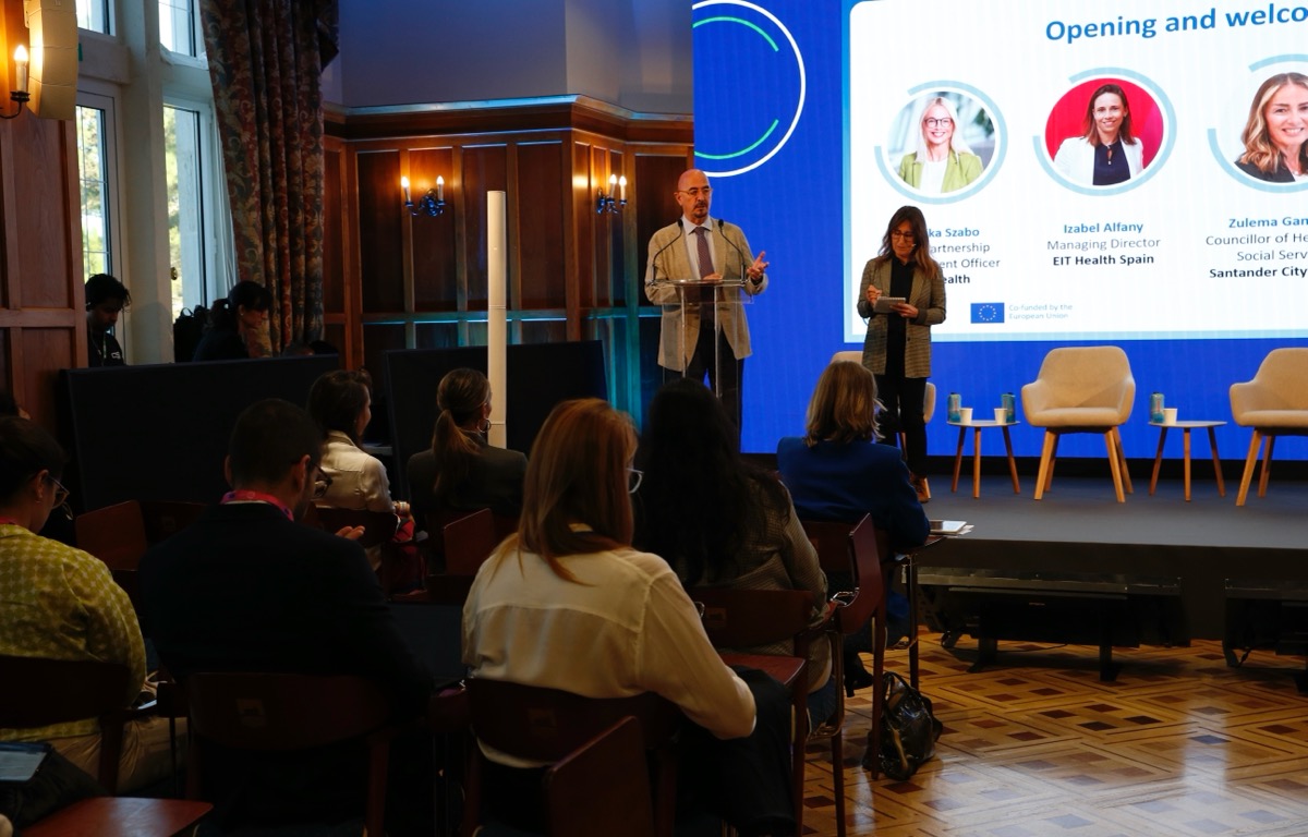 El consejero de Salud interviene en la apertura de la jornada en el Palacio de La Magdalena (Foto: Lara Revilla)