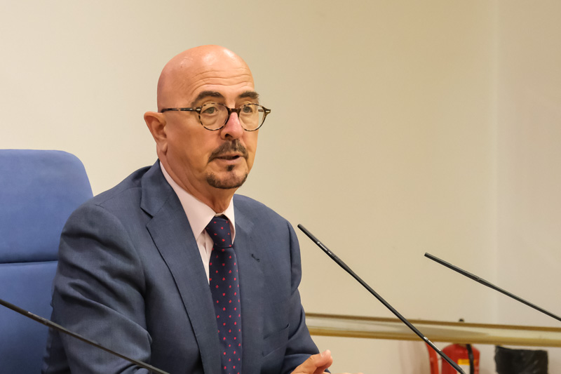 El acuerdo alcanzado hoy mejorará las retribuciones de todos los profesionales del SCS (Foto: Gobierno de Cantabria)