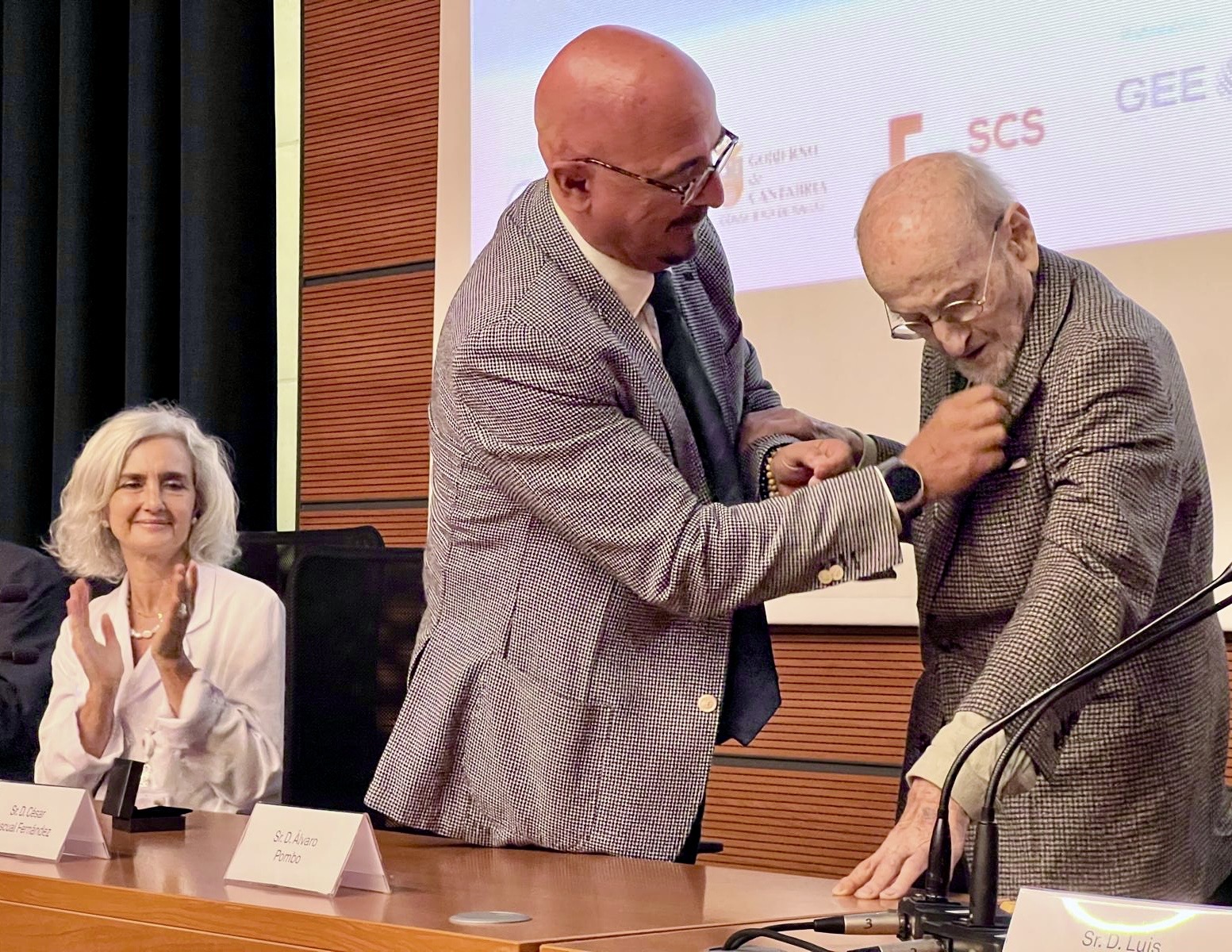 El consejero de Salud, César Pacual, entrega la insignia de oro de Valdecilla al escritor Álvaro Pombo en presencia de la gerente edl hospital ,Dolores Acón
