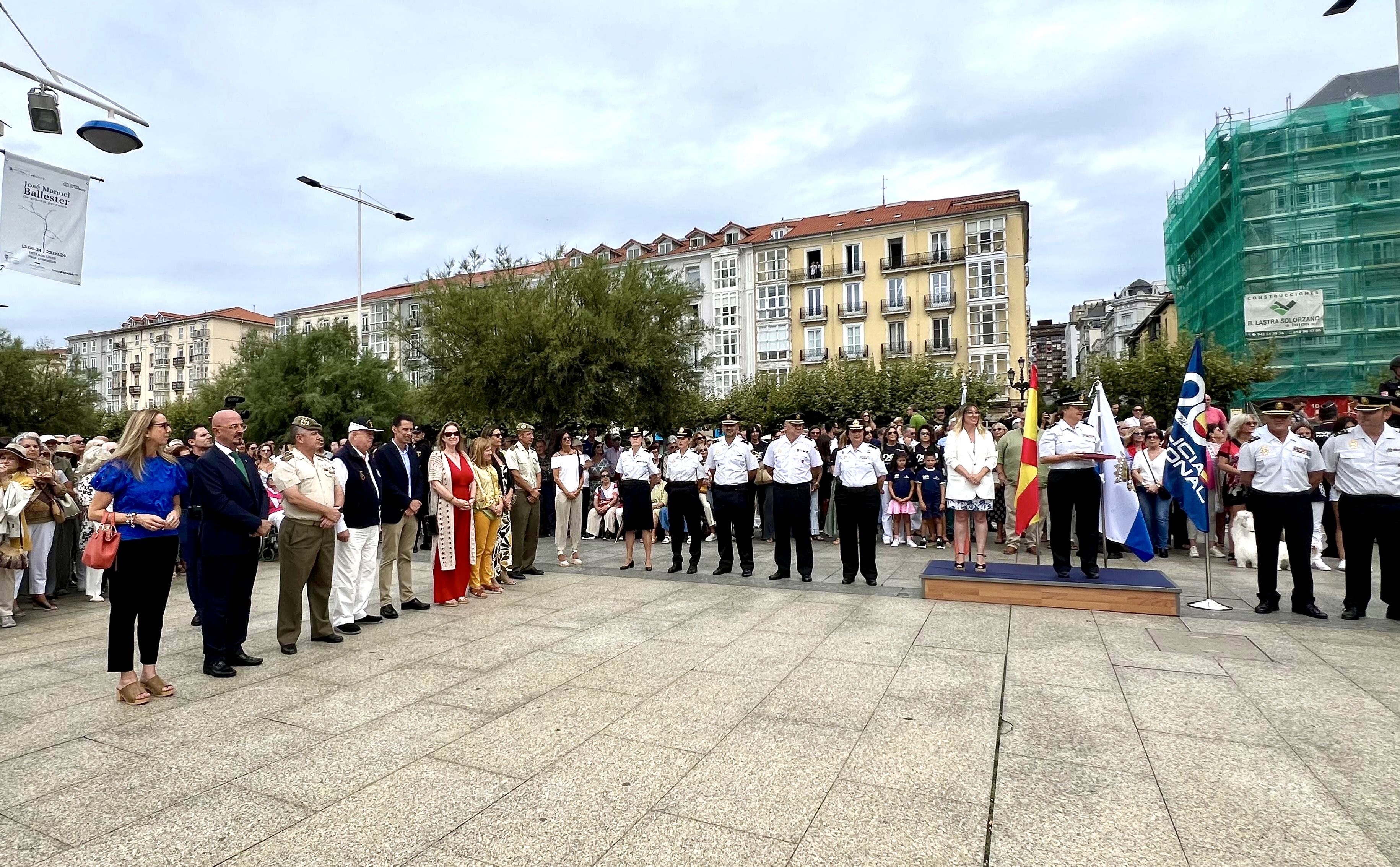 El consejero -segundo por la izquierda-, en un momento del homenaje al Cuerpo Nacional de Policía (FOTO: Oficina de Comunicación)