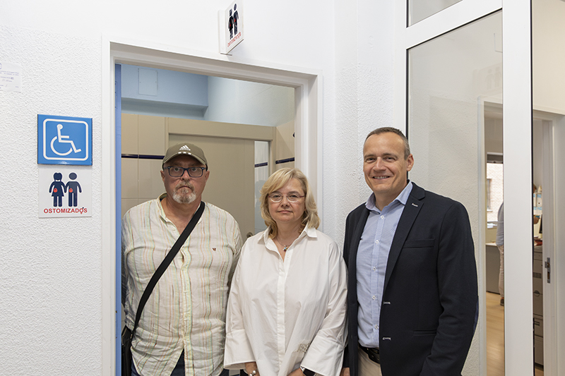 la directora general de Farmacia, Humanización y Coordinación Sociosanitaria con los responsables del proyecto (Foto: Cristina Santiago)