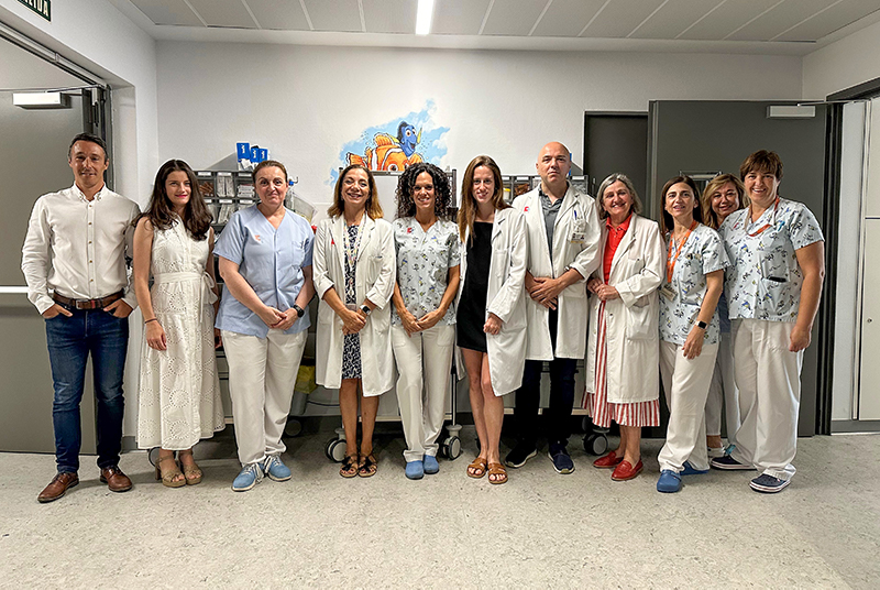 Personal clínico y de Enfermería del Servicio de Pediatría del Hospital Valdecilla; profesionales del Servicio de Farmacia del hospital; técnico informático y representantes de la Consejería de Salud.. Foto: Oficina de comuniación