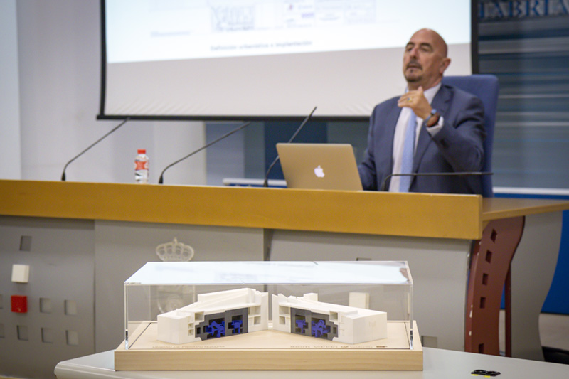 El consejero de Salud en la presentación de la nueva unidad de protonterapia de Valdecilla. (Foto: José Cavia)